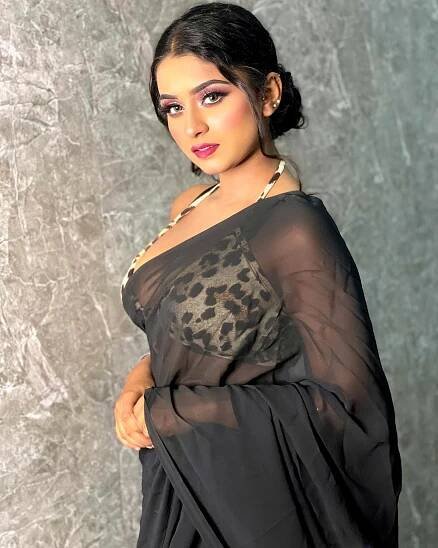 Suhana Khan Bold Pics in Black Dress: Suhuuu's new Instagram reel