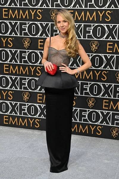 Britská herečka Juno Temple oblékla model od Very Wang. Zdá se však, že jí šaty přes hrudník úplně nesedly.