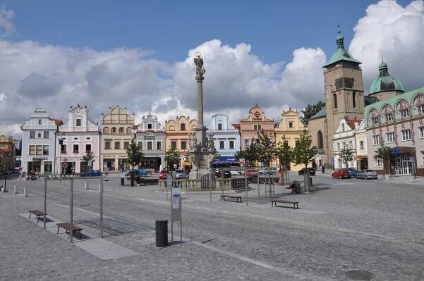 Soubor:Havlíčkův-Brod-náměstí-s-kostelem-a-mariánským-sloupem2014.jpg – Wikipedie