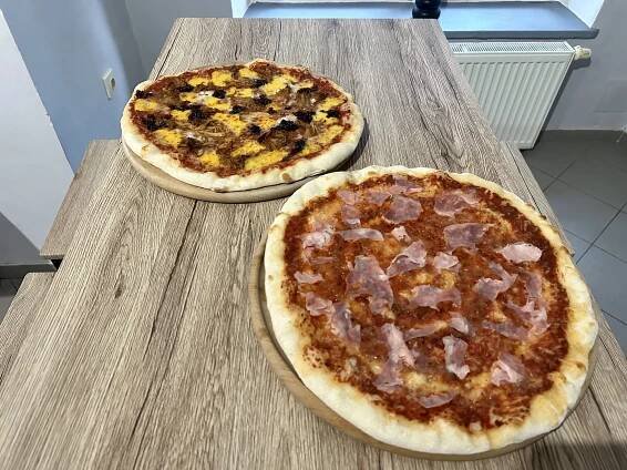 Pizza podle výběru ze 14 druhů a Coca-Cola pro 2 osoby
