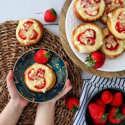 ŽENA-IN - Kynuté koláče s jahodami