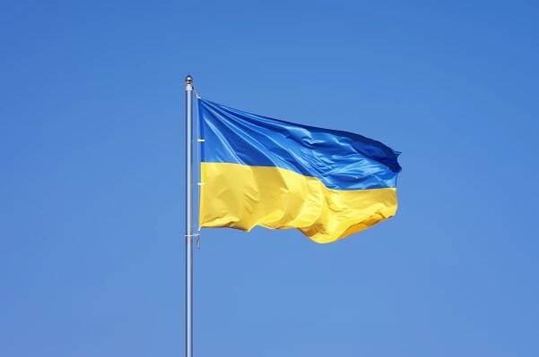 ukrajinská vlajka na modré obloze backgroud - ukrajinská vlajka - stock snímky, obrázky a fotky