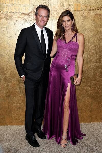 Mezi hvězdnými hosty nechyběla ani supermodelka Cindy Crawford s manželem Randem Gerberem. Legendární manekýna zvolila pro slavnostní večer úchvatné fialové šaty z dílny Versace.