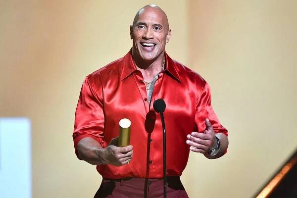 Dwayne Johnson Gives His People's Champion Award to Shocked Make-a-Wish Recipient: 'She Is a Survivor'