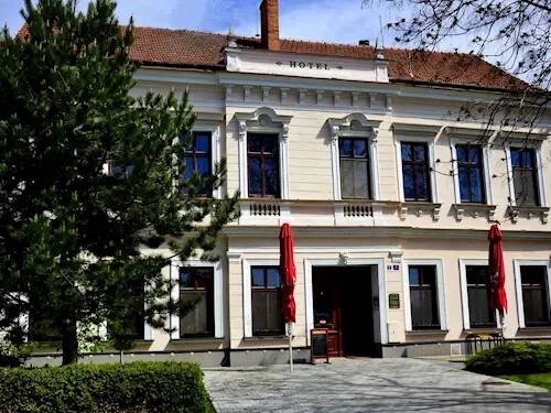 Hotel Drnholec – restaurace v anglickém stylu a toulky na kole mezi vinicemi