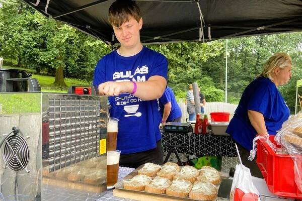 Hovězí klasika i srbský z divočáka. Orlovou se linula omamná vůně gulášů
