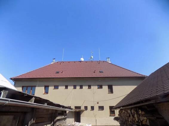 Výměna střešní krytiny Bramac, bytový dům Velký Třebešov