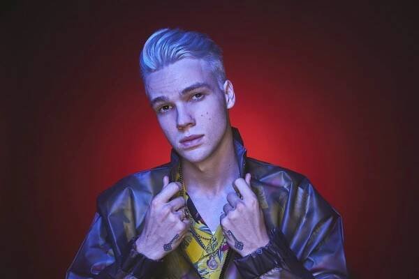 Idol dívčích srdcí je k nepoznání: Zapomeňte na sympatického bruneta, Mikolas Josef zešedivěl!