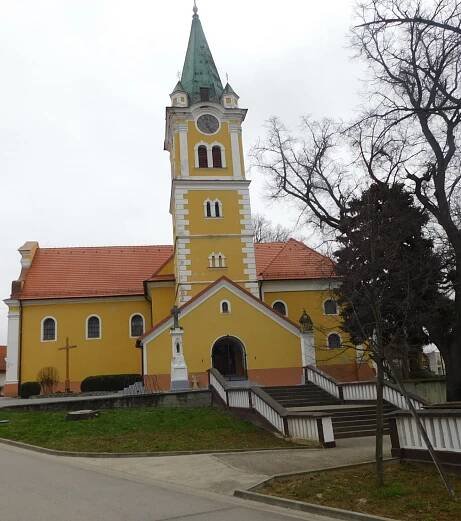 Solve kostel Radošovce jigsaw puzzle online with 72 pieces
