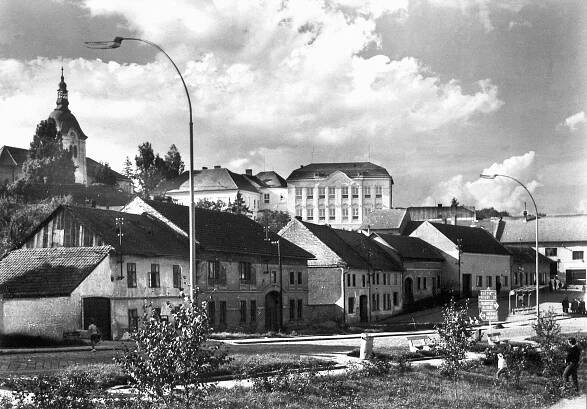 Zdounky, východní část náměstí, vzadu kostel a škola; 1974 (sbírka Jiřího Fiedlera).
