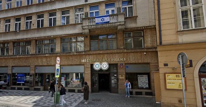 ČTK naletěla aktivistům. Vydala podvodné vyjádření Prahy 1 o palestinské vlajce na radnici