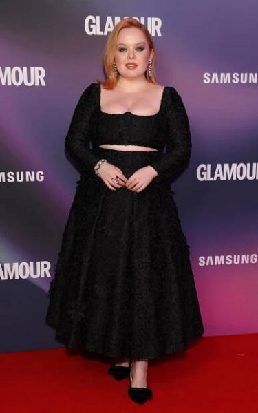 Módní ikona z Bridgertonových: Nicola Coughlan se postavou vymyká hollywoodskému standardu