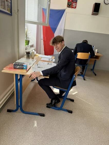MATURITA 2025: třída 4.A zvládla ústní zkoušky s přehledem, grácií i úsměvem - EDUCA Pardubice
