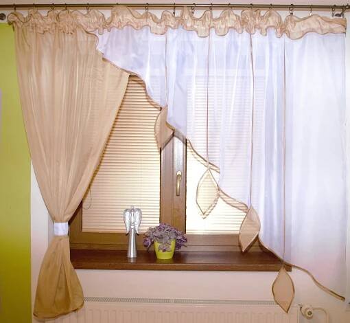Deveri Voálová Záclona Kamila s ozdobnými lístky 400x150cm různé barvy Barva: Zelená