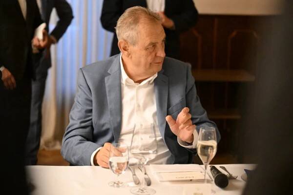 FOTO: Miloš Zeman byl ve svém živlu. – stránka 80