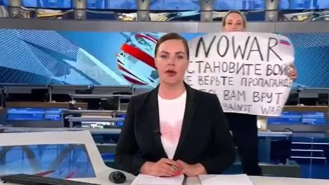 Rusko na Ukrajině páchá zločin. Rebelující novinářka dostala pokutu, dál jí hrozí vězení