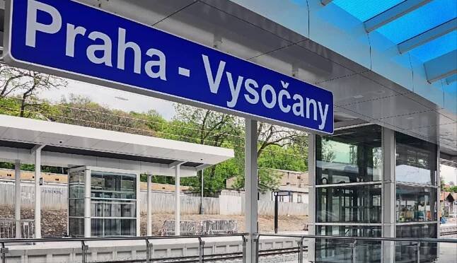 Nádraží ve Vysočanech zdobí nová nástupiště. Stavby na železnici dále pokračují