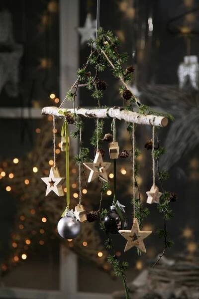 Weihnachtdekoration #astdekoweihnachten Der Birkenzweig ist mit 7 hängenden Sterne… | Vintage christmas diy, Handmade christmas decorations, Natural christmas decor