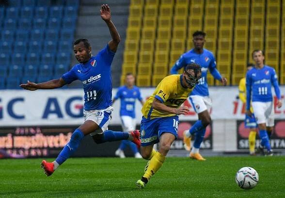 5. kolo FORTUNA:LIGA, FK Teplice - FC Baník Ostrava, 26. září 2019 v Teplicích. Dyjan Carlos De Azevedo z FC Baník Ostrava a Alois Hyčka z FK Teplice