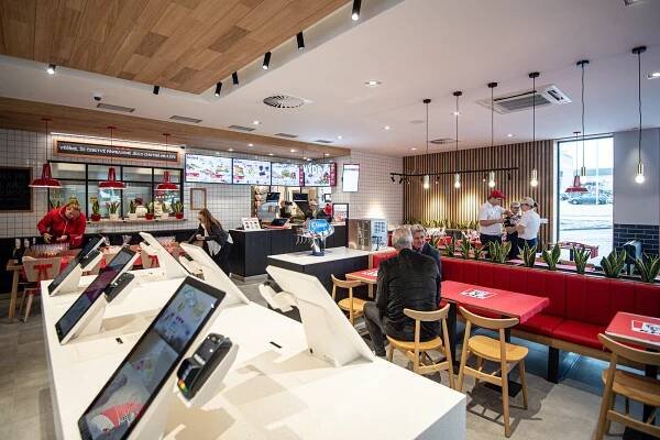 KFC na Dubině je otevřeno. Prvních 100 zákazníků v Ostravě mělo kyblík zdarma
