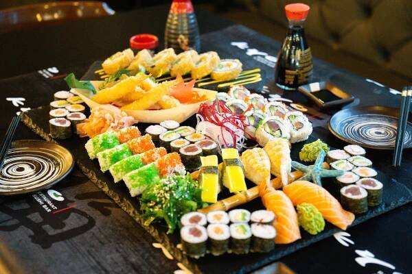 Velký sushi set: 65 kousků s rybami i zeleninou