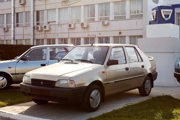 Před padesáti lety vyjela v Rumunsku první Dacia. Zatracovaná automobilka je dnes světový hit