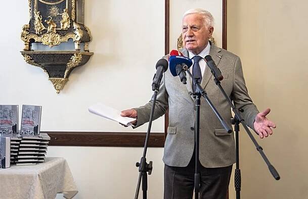 Klaus se podivuje, že ho Hrad nepozval na slavnostní večer k výročí konce války