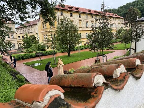 Zahrada pod Petřínem není jako jiné. Pomáhá léčit pacienty v péči sester boromejek