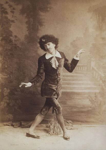 File:George Grossmith as Reginald Bunthorne in Gilbert and Sullivan's Patience (1881).jpg - Wikipedia