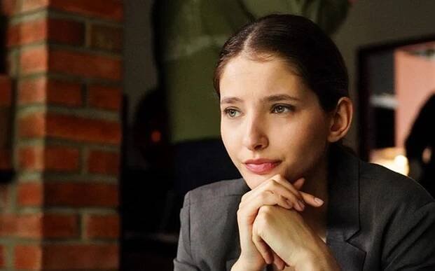 Drsná jen v seriálu, i když je prý partner někdy na zabití. Co už zase chystá Sara Sandeva s Prachařem? VIP skandály a aférky