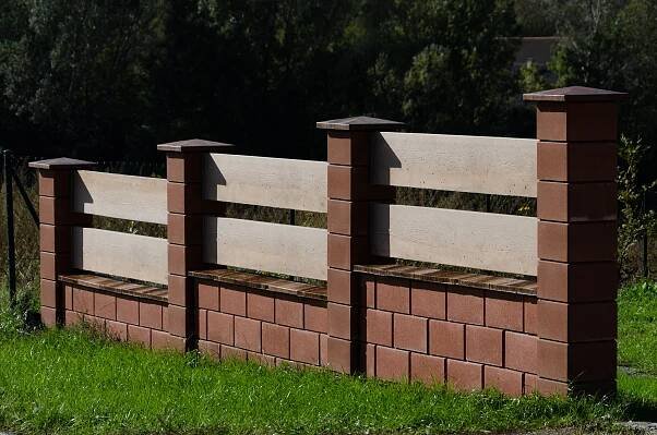 Betonová plotová stříška GARDELOT® reliéf dřevo