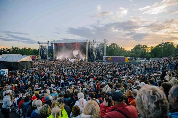 LIVE: Bryan Adams rozohnil v Hradci Králové fanynky, trička šla dolů