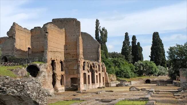 Hadriánova vila (Villa Adriana): rozlehlá luxusní rezidence římského císaře, z níž se dochovalo jenom málo, ale pořád dokáže uchvátit