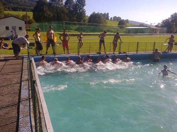 NEDÁVNÁ HISTORIE - KOUPALIŠTĚ PŘED REKONSTRUKCÍ | KOUPALIŠTĚ A SPORTOVNÍ AREÁL KOLINEC