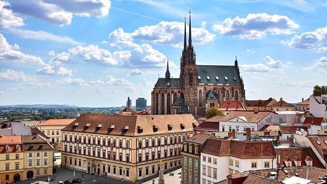 Proč v Brně souloží mužíček v kostele - Proženy.cz