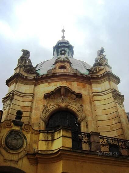Olomouc-kaple sv.Jana Sarkandra-nad oknem reliéf-arcibiskup kardinál F.Saleský Bauer-Foto:Ulrych Mir.