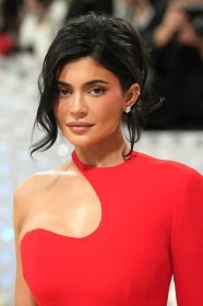 Kylie Jenner’s New Summer Accessory Is A Vogue Editor Favourite