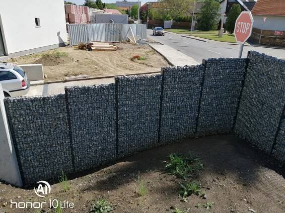 Gabionové oplocení s kamením - rezidenční bydlení Praha Lipence - A+J ploty