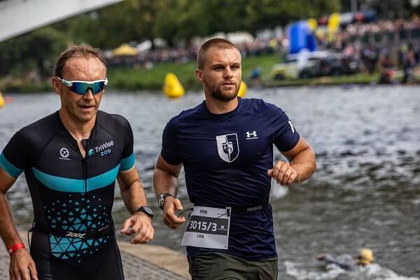Závod Ironman, který se o víkendu uskutečnil v Hradci Králové zná již své vítěze, vyhrál tým HZS Moravskoslezské­ho kraje
