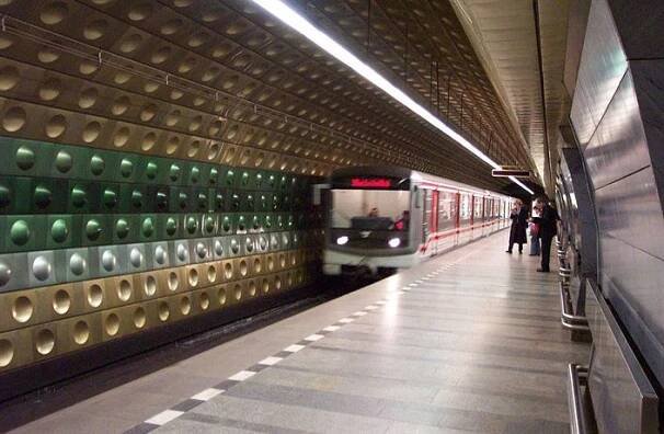 Z Malostranské Klárov, z Národní třídy Perštýn. Praha zvažuje přejmenování stanic metra