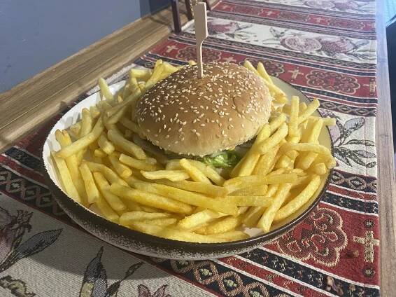 Burger dle výběru třeba i s hranolky v centru Hradce Králové: hovězí, cheddar, nakládaná okurka či chilli