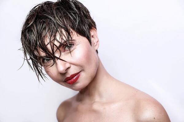Takhle ji na obrazovce neuvidíte! Markéta Fialová jako modelka ukázala i ozdobený pupík
