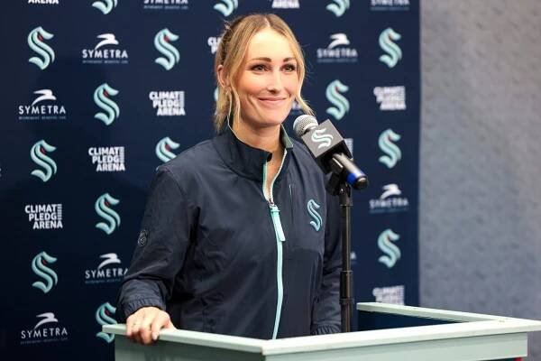 1. ženská trenérka v NHL: Jessica Campbell, Seattle Kraken