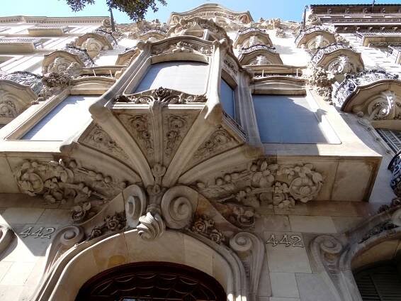 Art Nouveau as if from Gaudi's dream. The hidden Casa Comalat in Barcelona