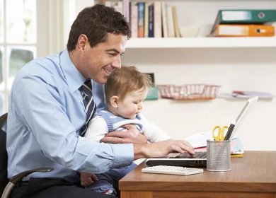 Stáhnout - Muž s dítětem pracující z domova pomocí notebooku — Stock obrázek