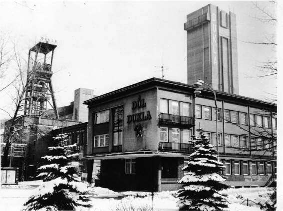 Fotogalerie, ze které mrazí. Důl Dukla kdysi a v dnešním rozpadu | Magazín PATRIOT