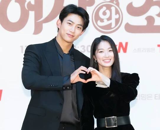 Secret Royal Inspector & Joy diváky rozesměje a pobaví. Taecyeon a Kim Hye Yoon vsadili na komediální herectví a vy si to nenechte ujít
