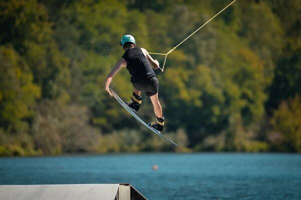 Wakeboarding na 1 hod. vč. vybavení a trenéra: 2-4 os.
