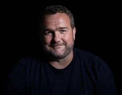 Martin Vojtek - profil na černém pozadí.