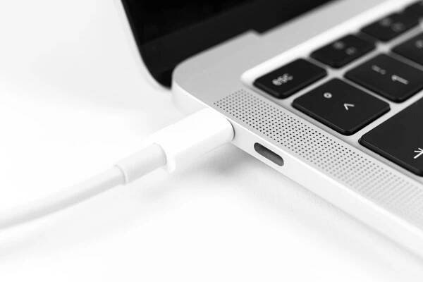 Ponechat notebook zapojený, nebo ho odpojit od elektřiny: odpověď není jednoznačná – TECS